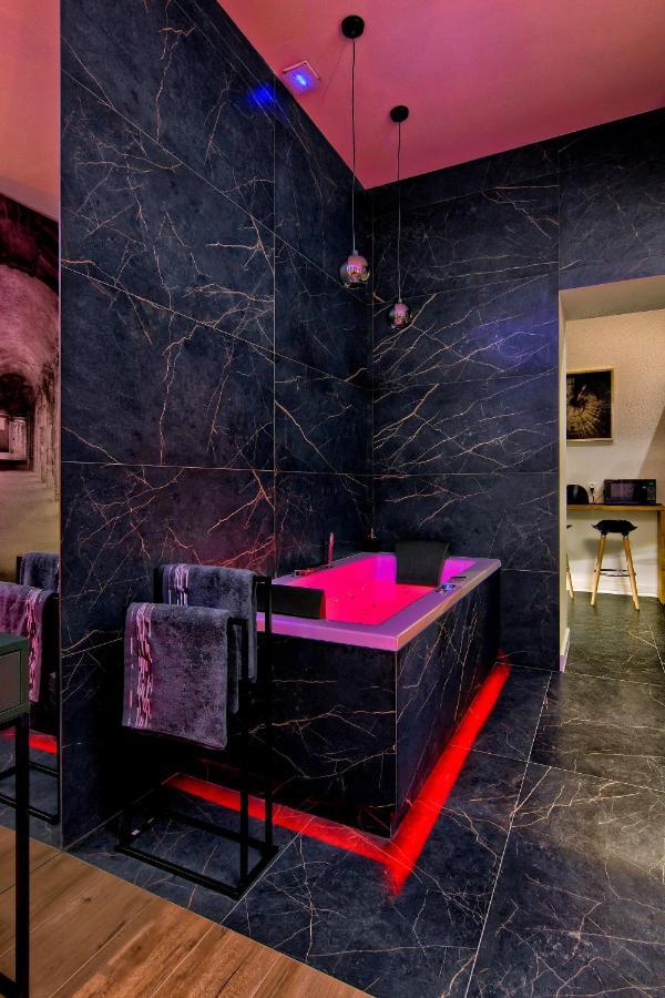 Apartament Czarny Z Jacuzzi 克拉科夫 外观 照片