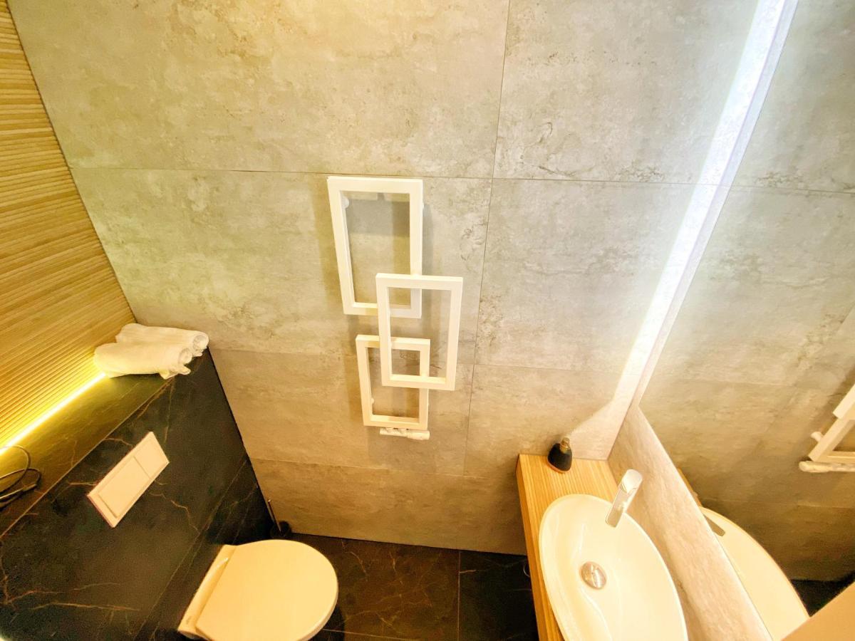 Apartament Czarny Z Jacuzzi 克拉科夫 外观 照片